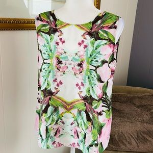 Sleeveless blouse with an eye-catching floral and botanical print